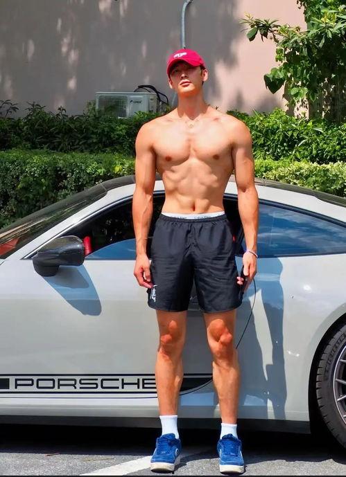 抖音网红腹肌男吃瓜,瓜香四溢的健身日常