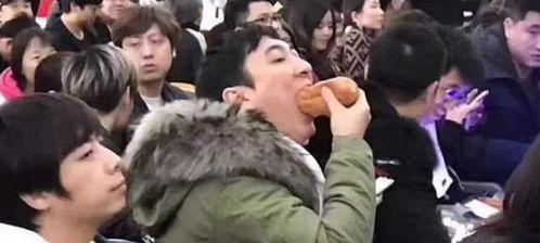 网红和老头吃瓜,跨界吃瓜，趣味横生