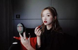 网红里的吃瓜女博主,揭秘娱乐圈幕后真相