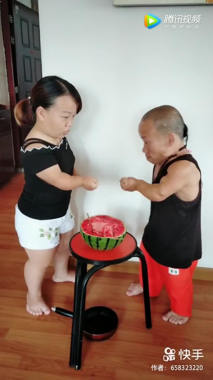 网红夫妇离婚吃瓜视频播放,吃瓜群众热议，视频播放量飙升